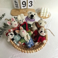 Le même style de pendentif de sac en feutre de laine fait main en forme d'ours de style coréen et d'accessoire porte-clés en forme d'animal mignon que Dongdaemun au sud de la Corée.