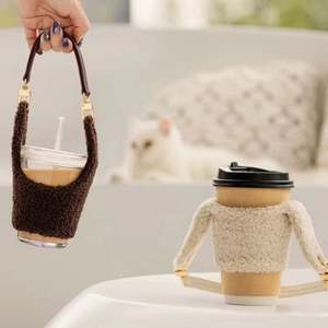 Porte-gobelet portable en peluche réglable, sac de transport mignon pour tasses à café, manchon pour tasses à thé au lait et boissons avec sangle - Product Image 4