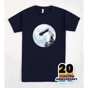Camiseta del 20 Aniversario de Pampling, Diseño Gráfico de Auto con Luna Azul Oscura, Unisex, Ropa Promocional - Product Image 3