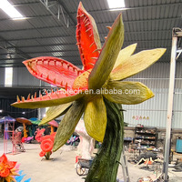 Énorme modèle de plante préhistorique animatronique pour parc aquatique ou exposition interactive de fleurs robotiques de style jurassique qui crachent de l'eau et de la fumée
