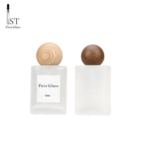 Vente en gros de flacons de parfum en verre givré plat de luxe de 30 ml, flacon atomiseur de parfum rechargeable avec bouchon en bois