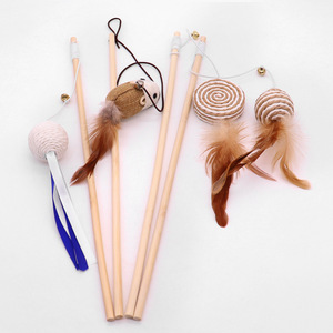 JOYSING Jouets interactifs écologiques pour chats : Baguette de chat avec plumes, cordes en plastique et mini-<span class=keywords><strong>souris</strong></span> à clochette, stimule la chasse - Product Image 2