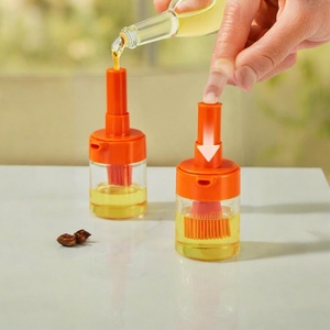 Bouteille d'huile pour barbecue écologique résistante à la chaleur avec pinceau, bouteille transparente en plastique avec pinceau à huile, brosses à huile pour grillades, usage domestique - Product Image 1