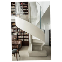 Escalier en colimaçon sur mesure avec colonne centrale en acier, marches en bois massif, balustres en fer forgé, finition noire thermolaquée