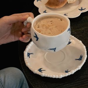 แก้วกาแฟพอร์ซเลนสไตล์วินเทจฝรั่งเศสลายดอกไม้ ทำมือ แก้วลาเต้ลายนกนางแอ่น ใช้กับไมโครเวฟและเครื่องล้างจานได้ เหมาะเป็นของขวัญทางธุรกิจ - Product Image 3