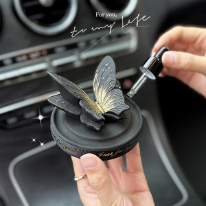 Diffuseur de parfum pour voiture en forme de papillon noir, clip de ventilation, ornement élégant en plastique, parfum longue durée - Product Image 1