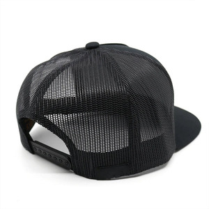 Baraja De Oro Gorra Plana Negra con Parche de Cuero Estampado de Cartas de Póker, Gorra Trucker al por Mayor - Product Image 4