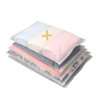Sacs d'expédition en plastique PE transparent mat réutilisables personnalisés en gros avec fermeture éclair pour sweats à capuche, t-shirts, maillots de bain, chaussures et chaussettes