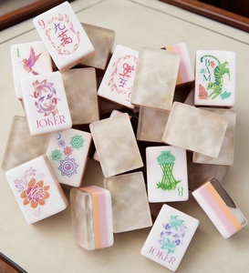 Vente en gros de cartes <span class=keywords><strong>à</strong></span> <span class=keywords><strong>jouer</strong></span> de casino de haute qualité, imprimées sur quatre couches, design luxueux, rose nacré, acrylique, écologiques, durables - Product Image 2
