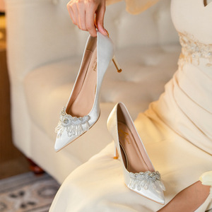 Chaussures de mariée blanches 2025, nouvelles, à talons aiguilles en soie, ornées de strass, pour femmes - Product Image 2