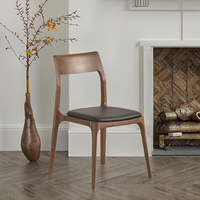 Chaise de salle à manger en chêne massif moderne du milieu du siècle avec siège en cuir, design empilable pour la maison, le bureau, le restaurant ou l'hôtel