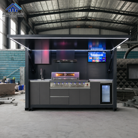 Station de cuisine extérieure moderne en acier inoxydable avec toit relevable, barbecue intégré, évier et réfrigérateur à boissons pour jardin et patio