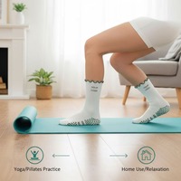 Chaussettes Pilates avec logo personnalisé avec poignées antidérapantes, chaussettes de yoga blanches avec bord festonné vert, vente en gros OEM/ODM