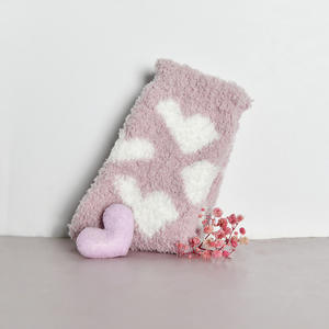 Le coffret cadeau de luxe rose bleu dégradé comprend des chaussettes en coquille d'œuf et des produits de bain exquis pour la Saint-Valentin. - Product Image 5