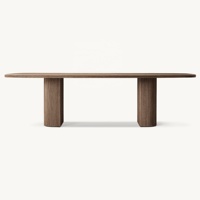 Table à manger capsule en chêne clair artisanale, style Japandi, avec deux piédestaux cannelés, table de cuisine architecturale pour hôtel boutique, villa