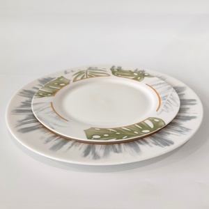 Assiettes à dîner en céramique à motif de feuilles tropicales très vendues - Vaisselle botanique moderne avec bordure dorée pour la maison et le <span class=keywords><strong>caf</strong></span>é - Product Image 6