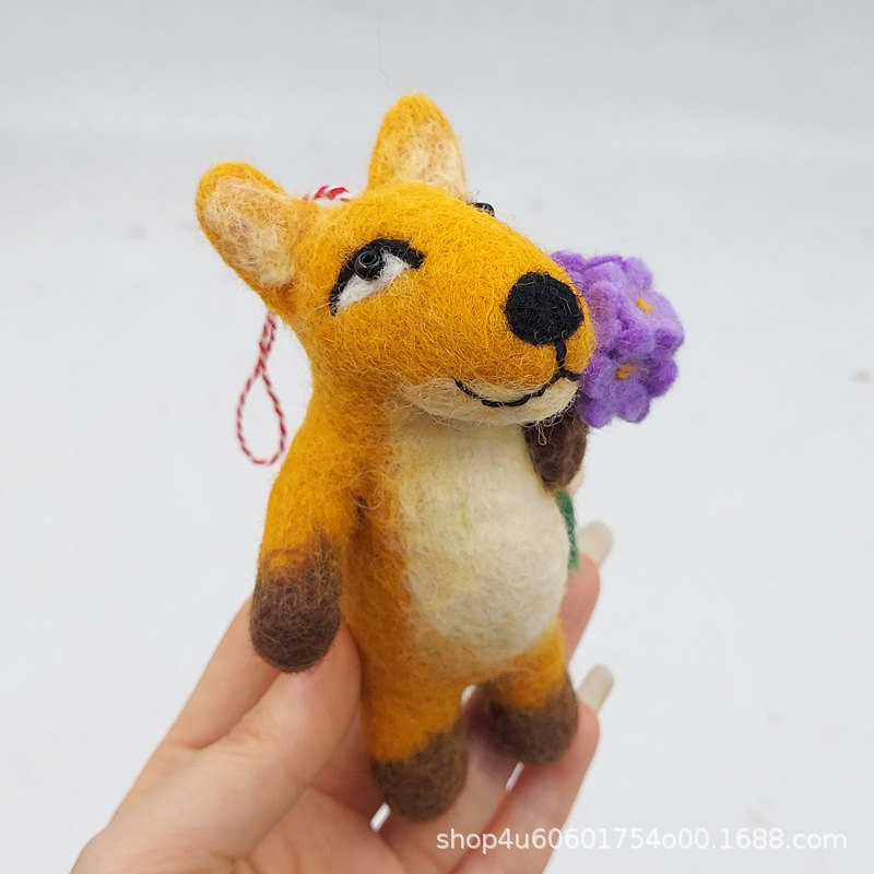 Renard tenant des fleurs violettes