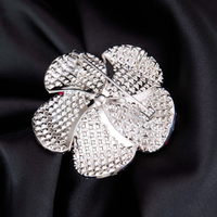 Broche Camélia Entièrement Ornée de Strass, Accessoire Élégant Vintage pour Blazer et Manteau Femme