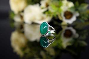 Bague en argent sterling 925 de créateur avec pierre précieuse naturelle onyx vert, bijoux faits à la main, sertissage en bélière, bague statement, mariage, fête - Product Image 4