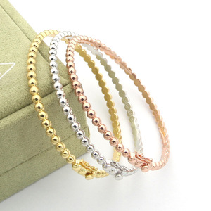 สร้อยข้อมือแฟชั่นสำหรับผู้หญิงสร้อยข้อมือมุกกลมแถวเดียวสร้อยข้อมือรูปใบโคลเวอร์เวอร์เวอร์เวอร์เวอร์ชันสูงแคบพร้อมฉลาก - Product Image 3