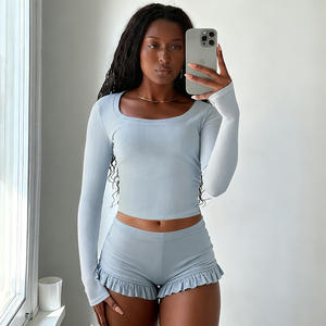 Conjunto de dos piezas de camiseta de manga larga con cuello redondo y pantalones cortos con volantes de talle bajo, ajuste entallado, color sólido, minimalista, informal, para estar en casa - Product Image 1