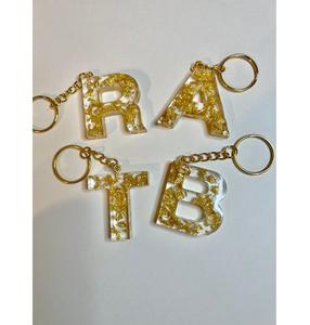 Llavero de resina hecho a mano con detalles artísticos elegantes, accesorio ligero y resistente, perfecto para llaves y mochilas. - Product Image 1