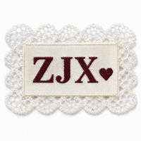 Étiquette tissée jacquard personnalisée en dentelle, base satinée, logo script bordeaux pour robes de filles, tricots et vêtements pour enfants de marque