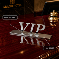 Stand Logo Logam Desktop Kustom Hitam Titanium 3D Berlapis Elektroplating Paduan Logam untuk Konter Perhiasan Ukuran dan Font Dapat Disesuaikan Premium IP65