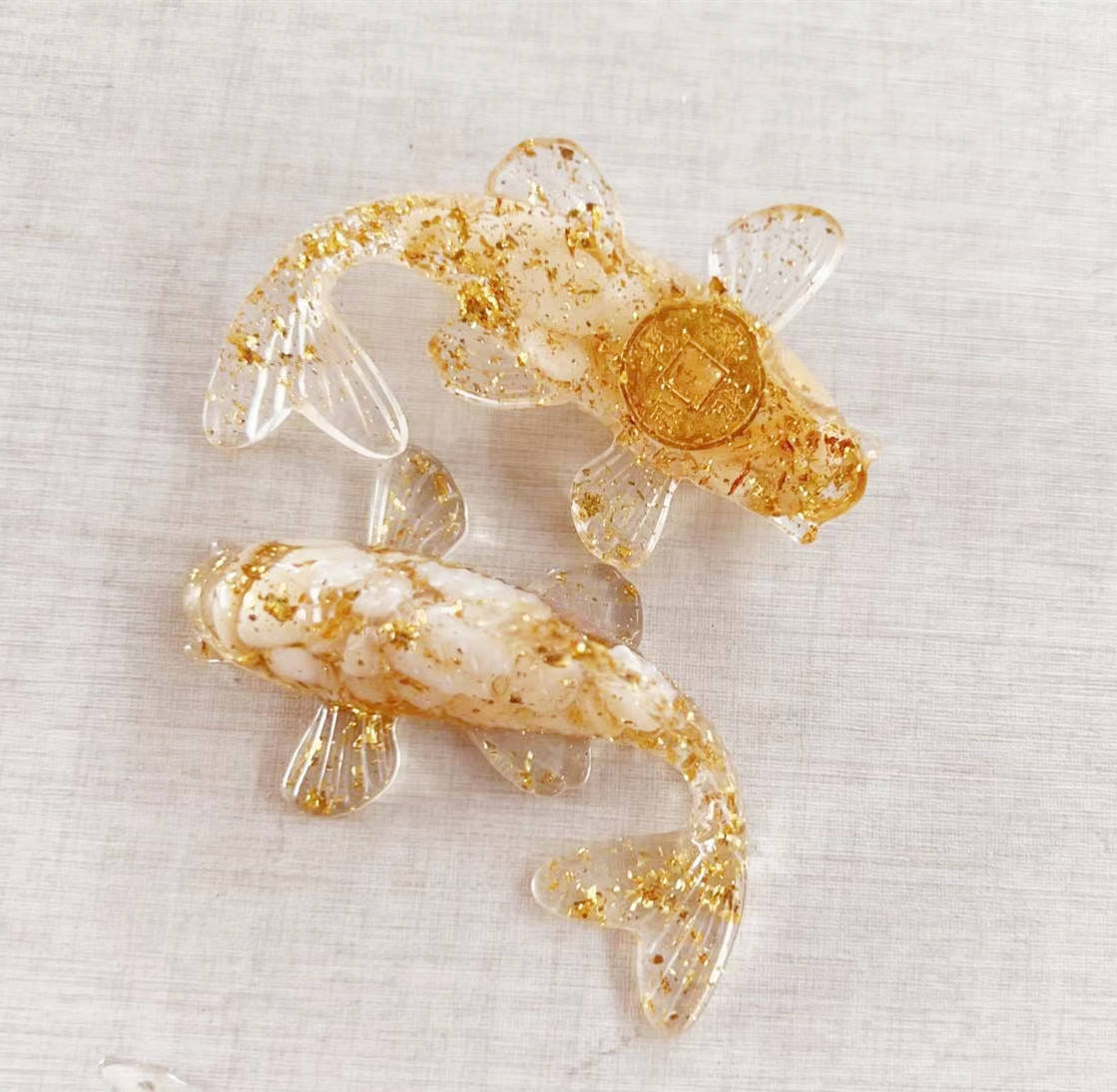 White shell crushed stone with gold foil