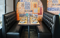 Meubles de restaurant de luxe haut de gamme, canapé en cuir uni avec table et chaises pour restaurant occidental