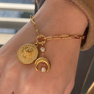 Pulsera de Moda con Dijes, Bañada en Oro, Colgante de Moneda y Luna con Incrustaciones de Zirconia, Joyería de Regalo - Product Image 2