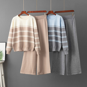 Conjunto de Dos Piezas de Punto Suave Personalizado para Mujer, Jersey a Rayas Horizontales, Pantalones Anchos con Cintura Elástica, Traje Minimalista para Vacaciones - Product Image 1