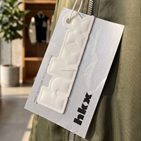 Étiquettes suspendues personnalisées en papier argenté métallisé avec logo en relief, sceau en plastique et cordon ciré pour marques de vêtements