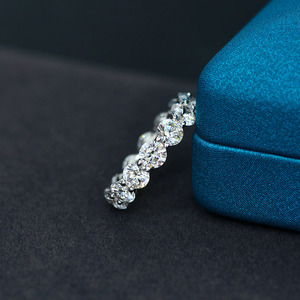 Conjunto de anillos de boda románticos de moda Plata de Ley 925 con anillo de eternidad chapado en rodio de circonita de corte redondo - Product Image 3