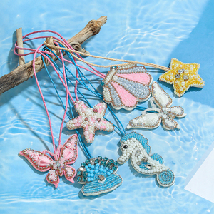 Ciondolo Speciale per Borsa Fatto a Mano con Elegante Design a Conchiglia, Stella Marina, Cavalluccio Marino e Farfalla, Accessori Moda con Strass e Perline - Product Image 1