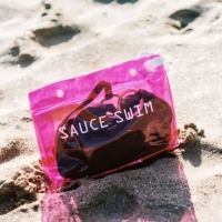 Sac d'emballage pour maillots de bain en PVC givré avec logo personnalisé imprimé et fermeture éclair noire pour les marques de maillots de bain et de bikinis
