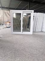 Fenêtre coulissante à double vitrage en PVC UPVC à 3 rails avec grille et moustiquaire pour balcon