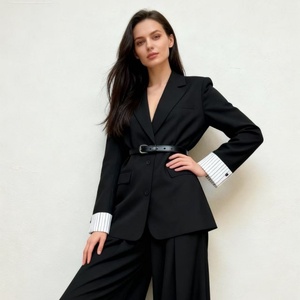 ชุดสูทที่ออกแบบอย่างพิถีพิถัน พร้อมรายละเอียดที่ลงตัว ชุดเดรสไหมพรมถักยาวทรงโอเวอร์ไซส์ แต่งขอบลูกไม้ พร้อมดีไซน์ผ่าข้าง - Product Image 3