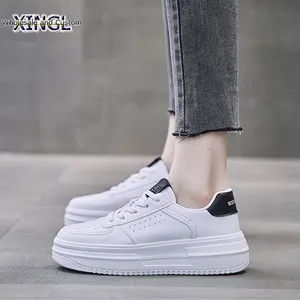 Sapatos femininos de sola grossa para esportes brancos, com logotipo casual, tênis de basquete estilo rendas, calçados esportivos para mulheres, aumento