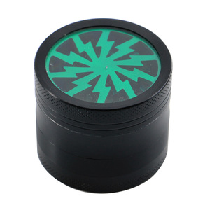 Accessoire rond en métal <span class=keywords><strong>de</strong></span> broyeur plat <span class=keywords><strong>de</strong></span> foudre à quatre couches <span class=keywords><strong>de</strong></span> 52mm pour le tabagisme d'herbe pour la <span class=keywords><strong>feuille</strong></span> <span class=keywords><strong>de</strong></span> <span class=keywords><strong>tabac</strong></span> <span class=keywords><strong>de</strong></span> meulage à la main - Product Image 3