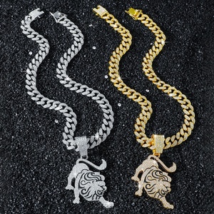 Pendentif Lion Rugissant Sertie de Pierres avec Charme Crinière en Émail Noir, Collier Chaîne Cubaine Plaqué Or, Bijou Hip Hop Streetwear Sauvage, Cadeau - Product Image 3