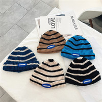 Bonnet en tricot rayé pour enfants avec étiquette ovale en caoutchouc, bonnet d'hiver côtelé unisexe à revers