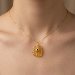 Collier de créateur pour femme en laiton plaqué or 18 carats avec pendentif sculpté en forme de fleur en hydroquartz style punk et accent émeraude en oxyde de zirconium - Product Image 2