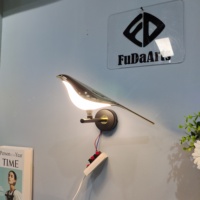 Lampe nordique minimaliste 29x24 cm avec lumière, motif Robin, pour salon luxueux, création unique de designer, chambre à coucher, chevet à porte.