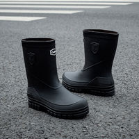 Botte de pluie à tube moyen en PVC pour hommes chaussures en caoutchouc antidérapantes imperméables vêtements de travail de cuisine de pêche en gros pour hommes