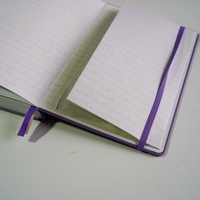 Cahier d'agenda hebdomadaire en lin violet personnalisé de 2025 à 2026 couverture A5 à couverture rigide pour emballage cadeau de liste de tâches quotidiennes annuelles