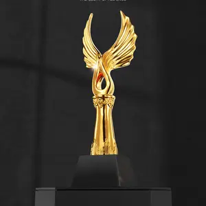 Yeni varış 2022 kristal trophy özelleştirilmiş yaratıcı yüksek dereceli kanat metal kupa