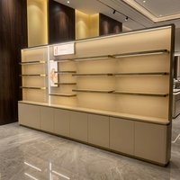 Support d'affichage cosmétique LED moderne avec bordure dorée, doté d'une base de rangement, idéal pour les salons de beauté et les showrooms de cosmétiques