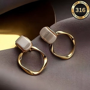Boucles d'oreilles torsadées de luxe léger, en acier inoxydable 316 plaqué or 18 carats, pendentifs géométriques, polyvalentes pour le quotidien - Product Image 6