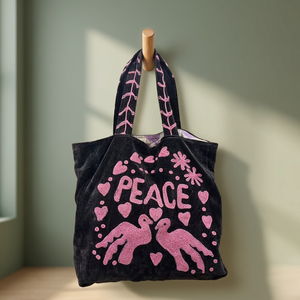 กระเป๋าโท้ทกำมะหยี่สีดำสั่งทำขายส่ง พร้อมลายปักอักษร PEACE สีชมพู รูปหัวนกพิราบ หัวใจ และลายดอกไม้สุดเก๋ - Product Image 3